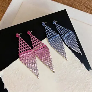 Eleganti orecchini a rombo traforati con strass e una sfumatura di colore molto raffinata