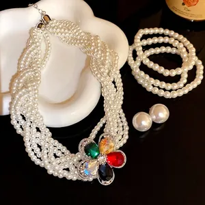 Elegantes mehrsträngiges Perlenketten-Set mit buntem Strass-Blumenanhänger für Damen