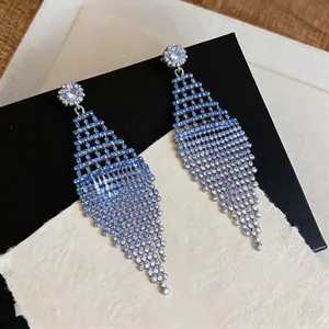 Dettaglio orecchini a nappa con strass sfumati blu e forma a diamante traforato