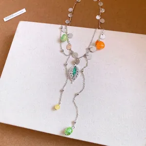 Elegante collar de lentejuelas plateadas con colgante de hoja verde y cuentas de colores