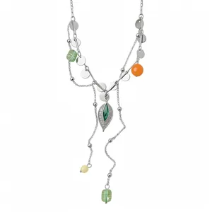 Collar con borlas plateadas con colgante de hoja verde y cuentas de colores vibrantes