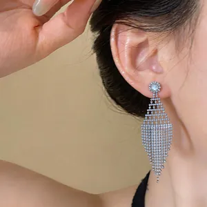 Primo piano di eleganti orecchini pendenti a rombo color argento con strass