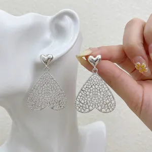 Elegante versilberte Herz-Ohrhänger mit Durchbruchmuster für Damen, französischer Modeschmuck