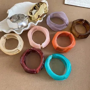 Bracciali rigidi aperti in resina irregolari in vari vivaci colori caramella dopamina