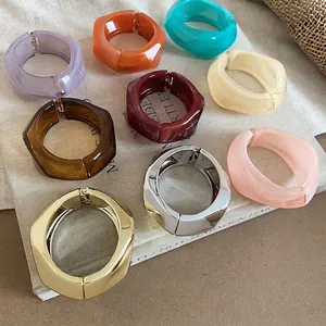 Set di bracciali larghi in resina irregolare in vari colori vivaci e finiture oro e argento