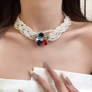Detailansicht der eleganten mehrreihigen Perlenhalskette mit buntem Strass-Blumenanhänger