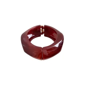 Elegante bracciale rigido geometrico in resina bordeaux con finitura lucida e cerniera