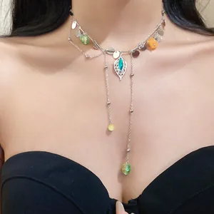 Collar de borla de hoja plateada con cuentas de colores y lentejuelas en modelo