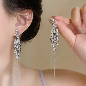 Detailansicht eleganter silberner Weizenähre-Zirkon-Quasten-Clip-Ohrringe am Modell