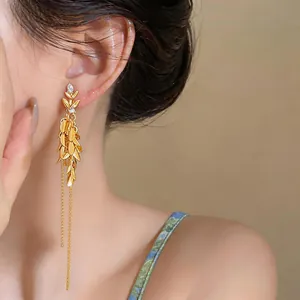 Detailansicht eleganter goldener Weizenähren-Ohrringe mit funkelnden Zirkonia-Akzenten