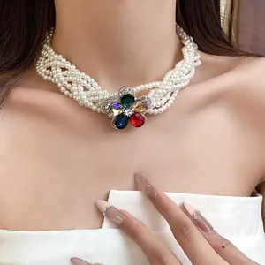 Elegantes Vintage-Perlen-Chokerhalsband mit buntem Kristallblumen-Anhänger im Detail.