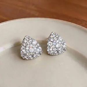 Eleganti orecchini a lobo a forma di goccia con brillanti zirconi cubici per donne raffinate