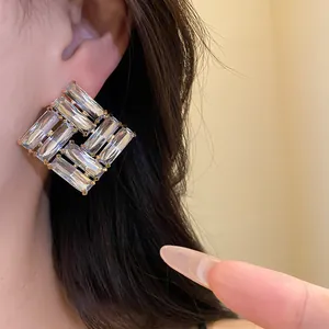 Vista dettagliata di un elegante orecchino a forma di rombo con diamanti scintillanti