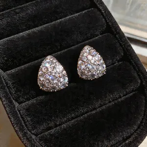 Dettaglio di eleganti orecchini a lobo in zircone a forma di goccia in una scatola nera.