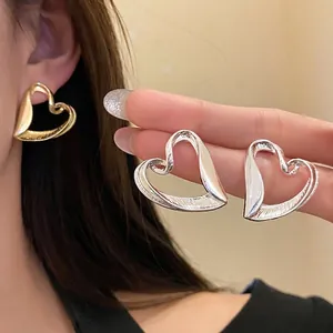 Women Retro Alloy Heart Stud Earrings European Exaggerated Hollow Heart Design With Silver Earring Post Gold Silver Plated Jewelry