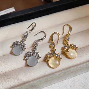 Eleganti orecchini tondi in resina con cristalli e ganci in stile lusso francese.