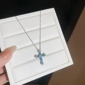 Detailansicht einer silbernen Kreuzkette mit blauen Zirkonia