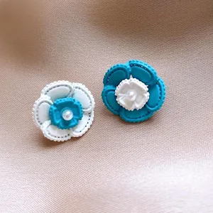 Eleganti orecchini a lobo a doppio strato a fiore blu e bianco con perle al centro