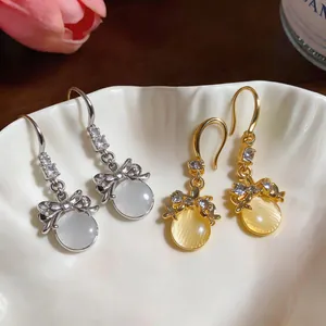 Vista macro dettagliata dell'elegante design del fiocco con strass e pietre in resina