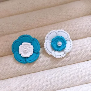 Orecchini a lobo a fiore blu e bianchi con perla centrale su vassoio