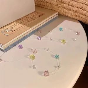 Dettaglio delle perle di cristallo colorate su una collana girocollo minimalista