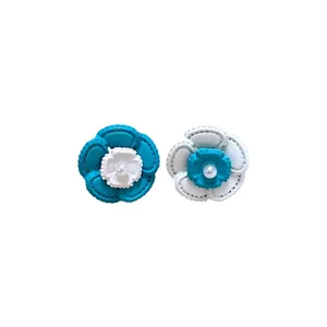 Eleganti orecchini a lobo a camelia blu e bianchi con perle centrali da donna