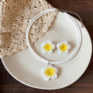 Élégant ensemble de bijoux collier et boucles d'oreilles fleur de frangipanier en résine
