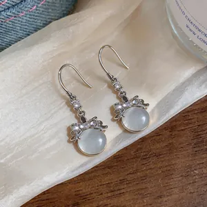 Eleganti orecchini a pendente in resina stile francese con fiocco e strass scintillanti