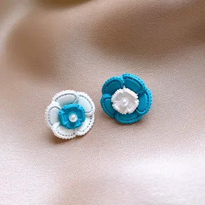Eleganti orecchini a lobo a forma di camelia blu e bianchi con perle su tessuto di seta.