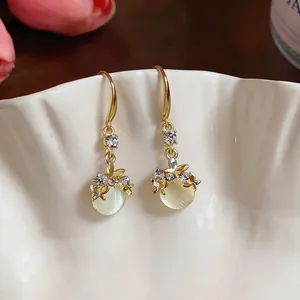Primo piano di eleganti orecchini pendenti in stile francese con resina e strass