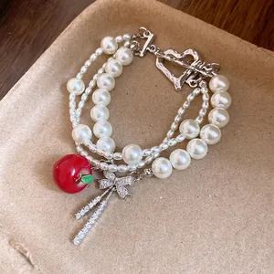Pulsera elegante de perlas multicapa con manzana roja, lazo de circón y cierre de corazón OT
