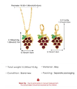 Especificaciones detalladas del conjunto de collar y pendientes de uva en oro y rojo