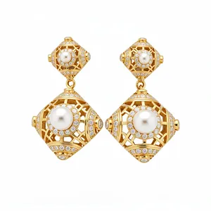 Orecchini vintage dorati con perle e zirconi, design geometrico a gabbia di diamante.
