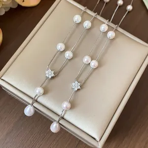 Vue détaillée d'un collier de perles élégant de style français avec fleurs en zircon