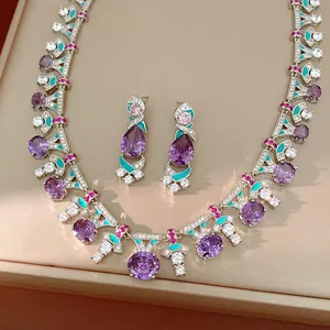 Nahaufnahme eines luxuriösen Schmucksets aus lila Zirkon und blaugrünem Emaille
