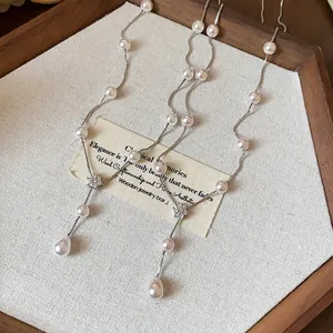 Détail du collier de perles à fleurs en zircon de style français sur un plateau