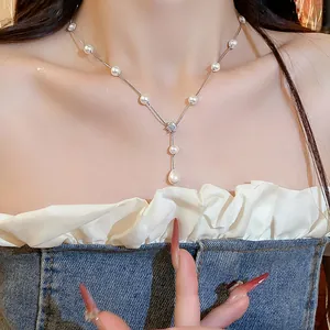 Gros plan d'un élégant collier de perles de style français avec pendentif fleur en zircon