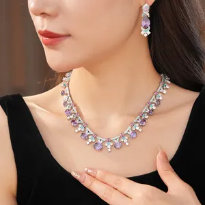 Elegantes Vintage-Schmuckset mit lila Zirkonia-Halskette und Ohrringen an einem Model