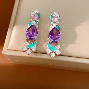 Elegante Ohrhänger im Hofstil mit lila Zirkon und türkisfarbenem Emaille-Detail