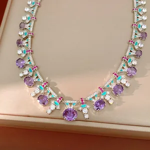 Elegante Halskette im Hofstil mit lila ovalen Zirkonia und türkisfarbenem Emaille