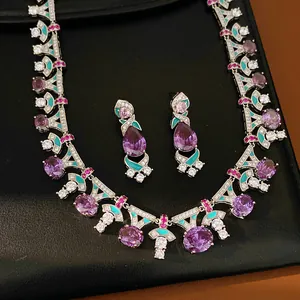Detailansicht des lila Zirkonia-Schmucksets mit aufwendigen blaugrünen Akzenten.