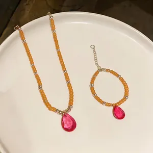 Ensemble collier et bracelet en perles élégant avec pendentif goutte rose pour femme