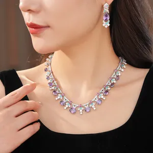 Detailansicht des luxuriösen Schmucksets mit lila Zirkonia im prächtigen Palast-Stil