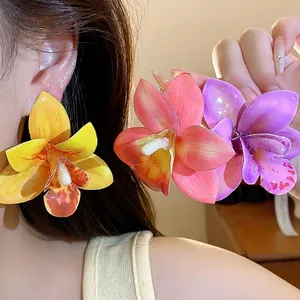 Handgefertigte durchsichtige Orchideen-Ohrstecker aus Harz in Rosa Gelb und kräftigem Violett