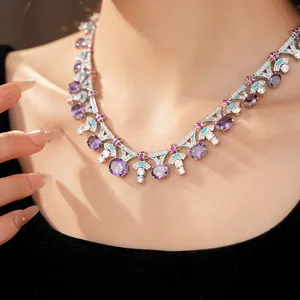 Nahaufnahme einer Luxus-Halskette mit violetten Zirkonia und türkisfarbener Emaille