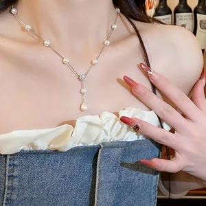 Vue détaillée du collier de perles et fleur en zircon style français porté par mannequin