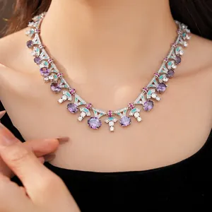 Elegante Halskette im Vintage-Hofstil mit lila Zirkonia und blaugrünen Emaillendetails.