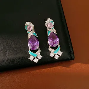 Nahaufnahme eleganter Hofstil-Ohrringe mit lila Zirkonia und blauem Emaille-Finish