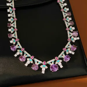 Elegante Halskette im Vintage-Hofstil mit lila Zirkonia und türkisfarbenen Emaille-Details