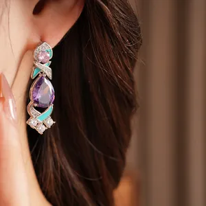 Detailansicht eines vintage Ohrrings im Palaststil mit lila Zirkon und blauem Email